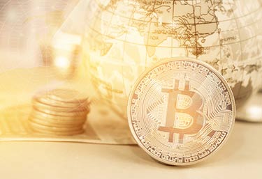 Bitcoin framför jordglob och några mynt